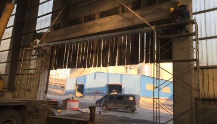 唐縣某水泥廠(chǎng)抗風(fēng)卷簾門(mén)實(shí)例展示