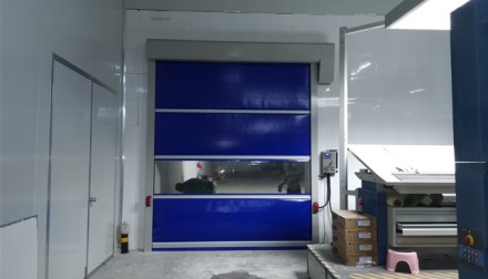 望都某包裝有限公司車(chē)間快速門(mén)安裝展示